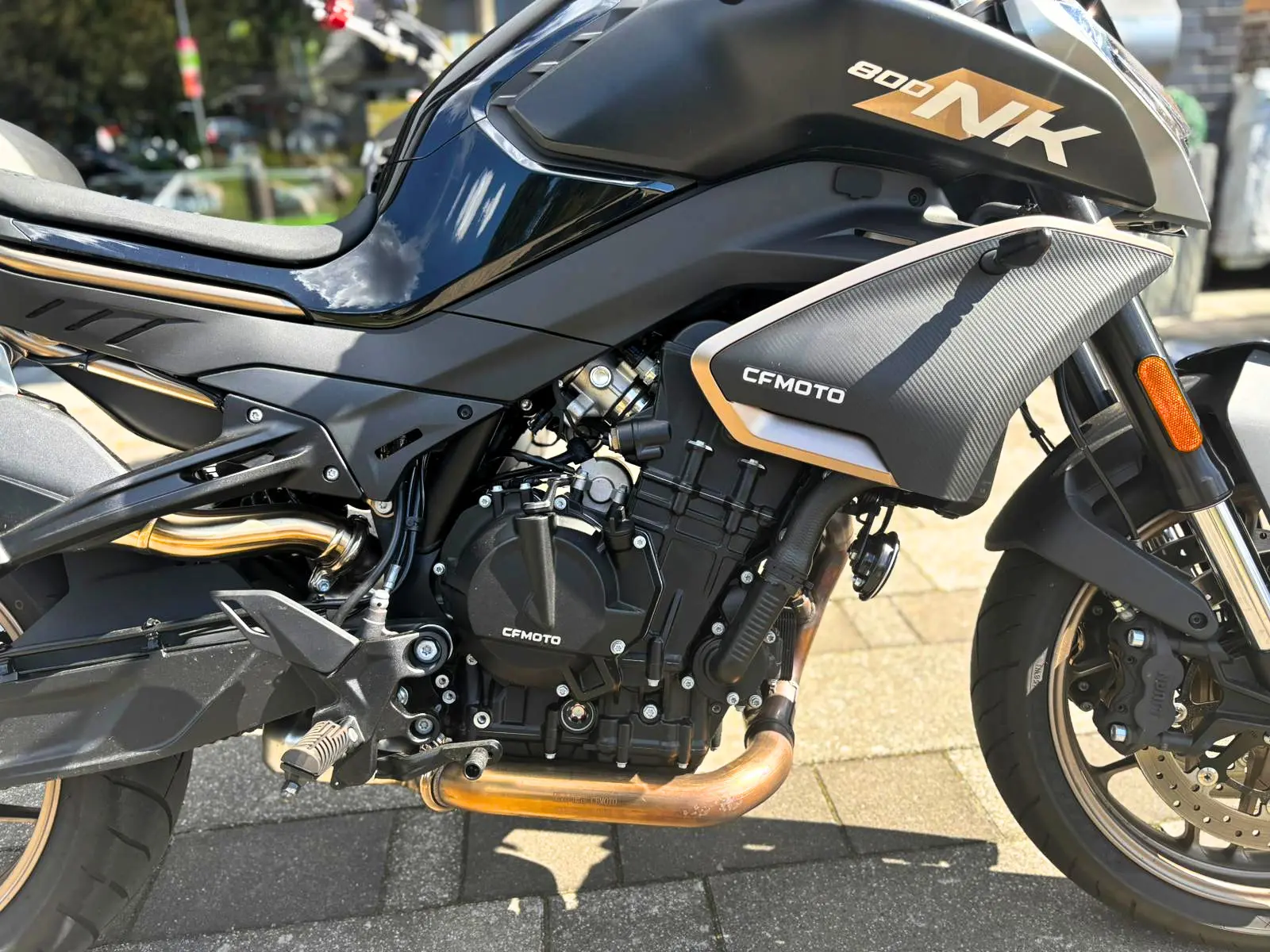 Detailaufnahme von Motor und Seitenverkleidung der CFMOTO 800NK mit CFMOTO Branding