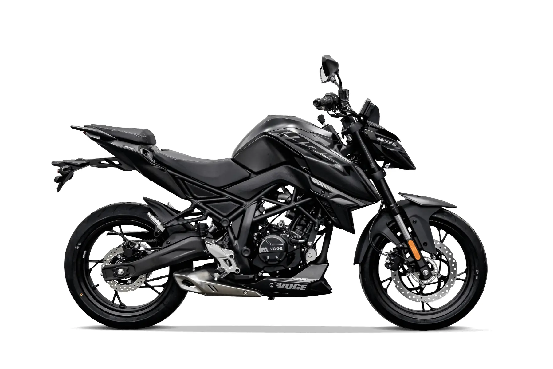 VOGE 125R Motorrad in Schwarz rechte Seitenansicht auf weißem Hintergrund