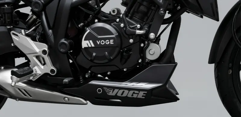Detailansicht von Motor und Motorschutz der VOGE 125R in Schwarz