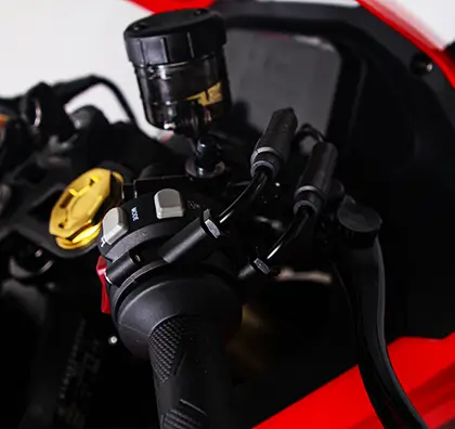 Linke Lenkerarmatur und Bedienelemente der VOGE RR660S