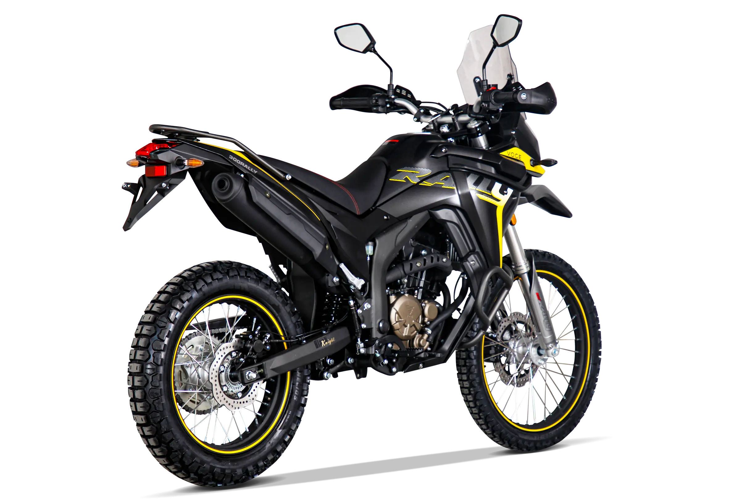 VOGE 300 Rally Adventure Motorrad aus Heck-Rechts-Perspektive in Schwarz-Gold mit Gepäckträger und Offroad-Bereifung.