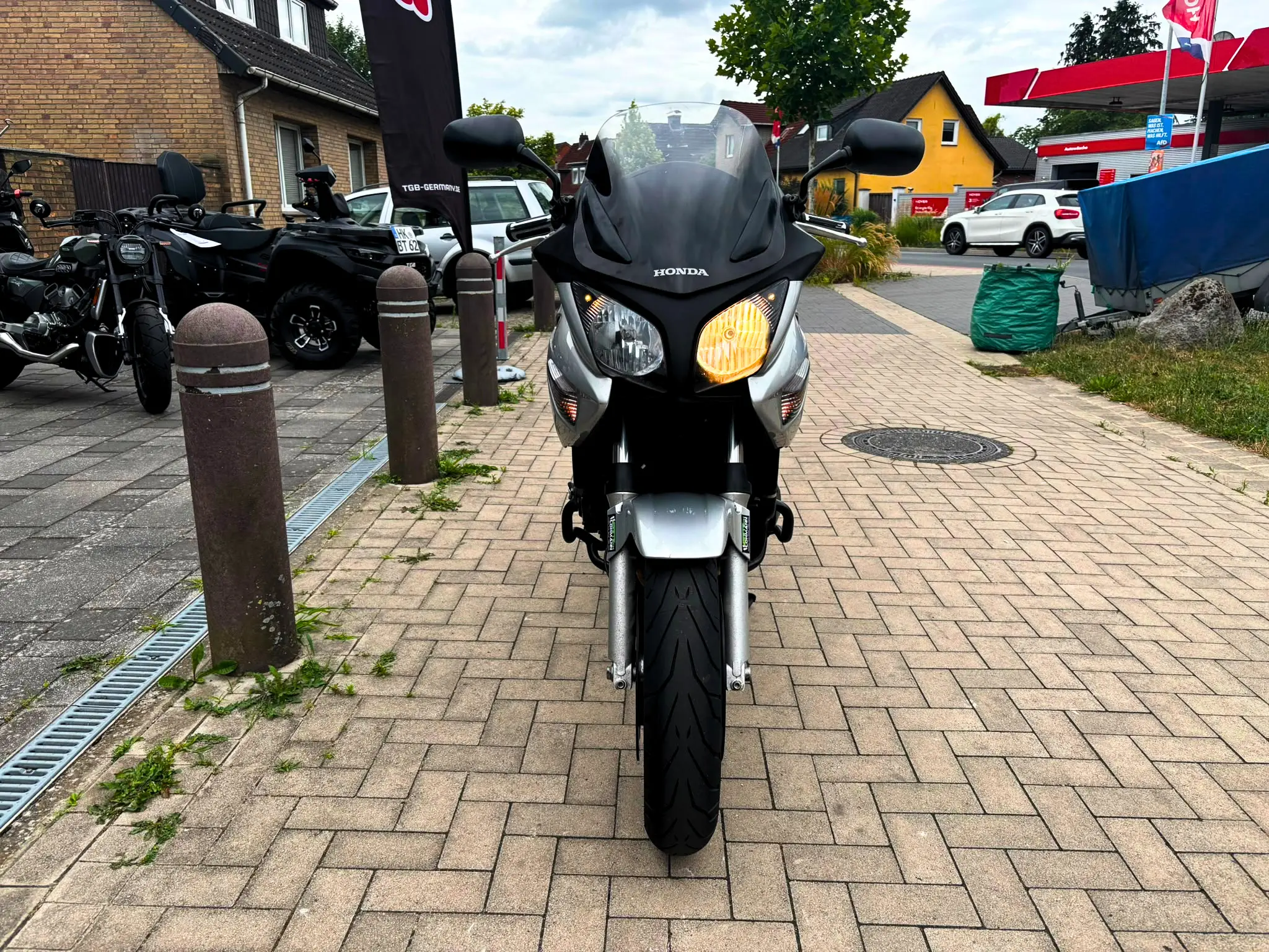 Frontansicht einer Honda CBF 600 SA ABS mit eingeschaltetem Blinker vor dem Motorradhaus BikeTech Lohmann.