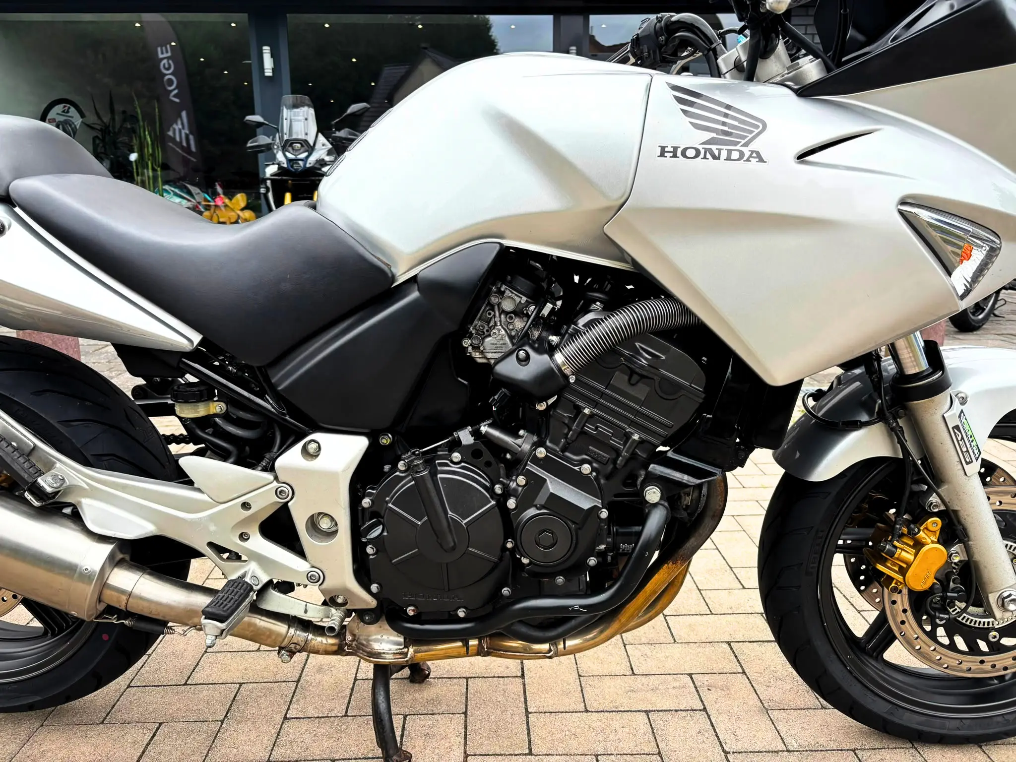 Rechte Motorseite einer Honda CBF 600 SA ABS mit Reihenvierzylinder nach Wartung bei BikeTech Lohmann.