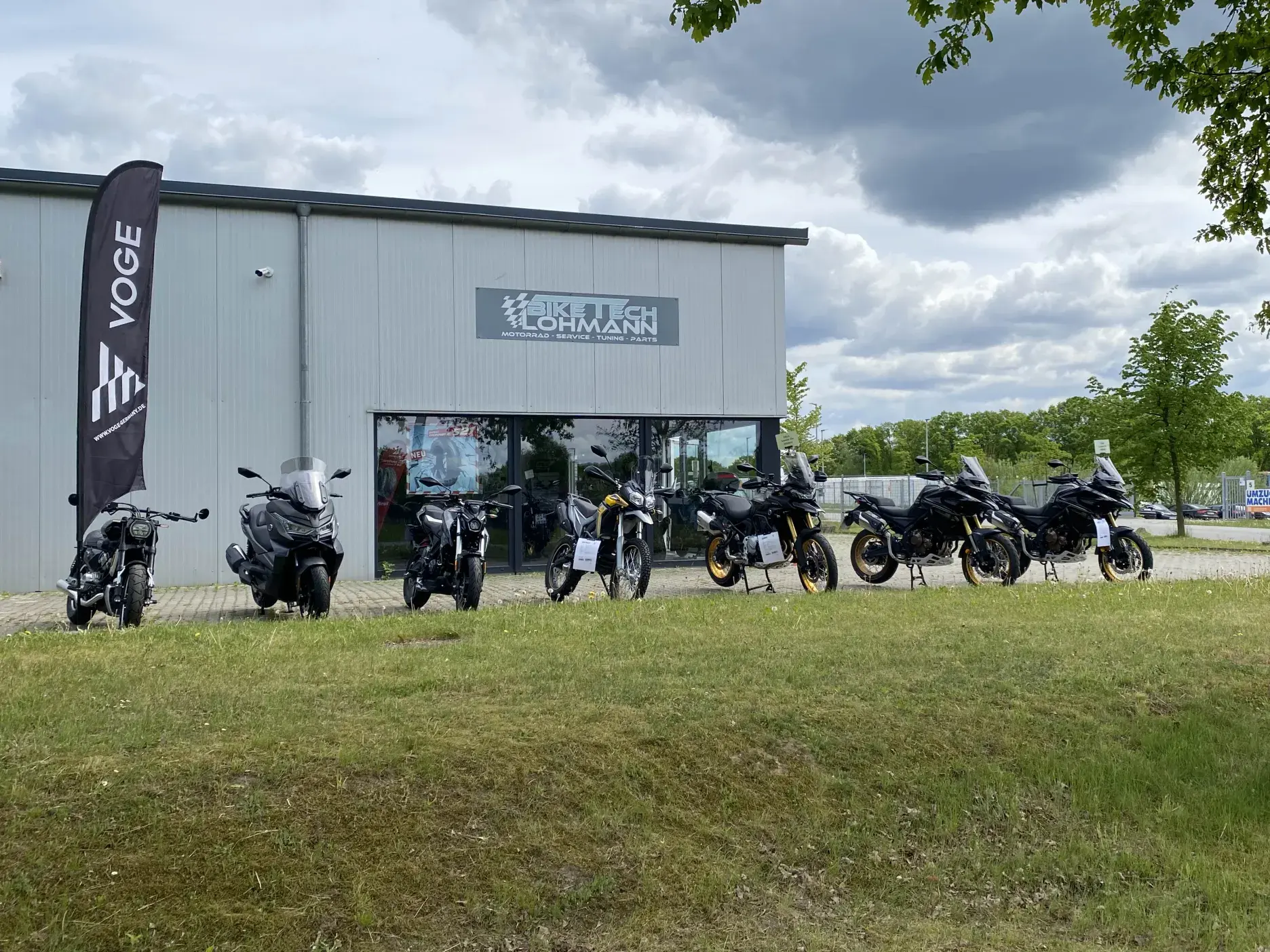 VOGE Motorräder vor Werkstatt BikeTech Lohmann in Walsrode, Ausstellung mit verschiedenen Modellen und Serviceangebot