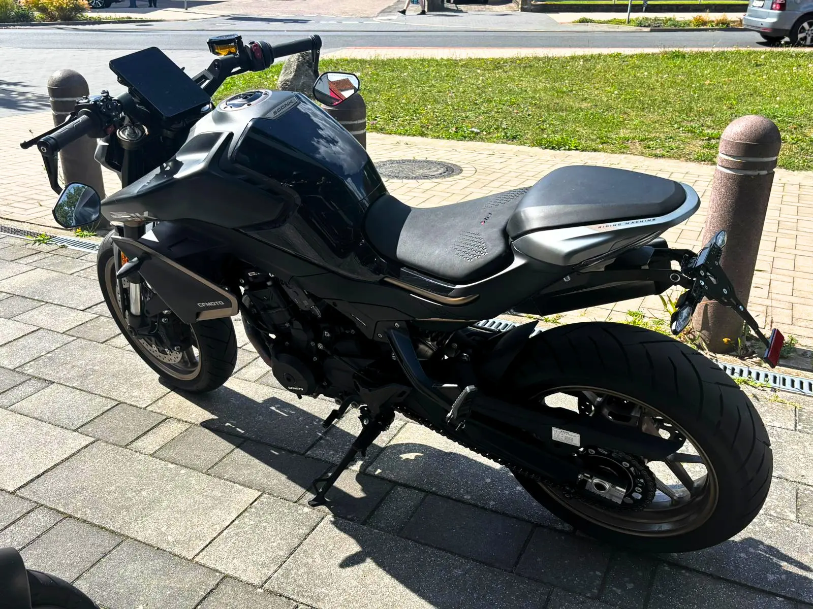 CFMOTO 800NK aus schräger Heckperspektive mit Sitzbank, Hinterrad und sportlicher Linienführung