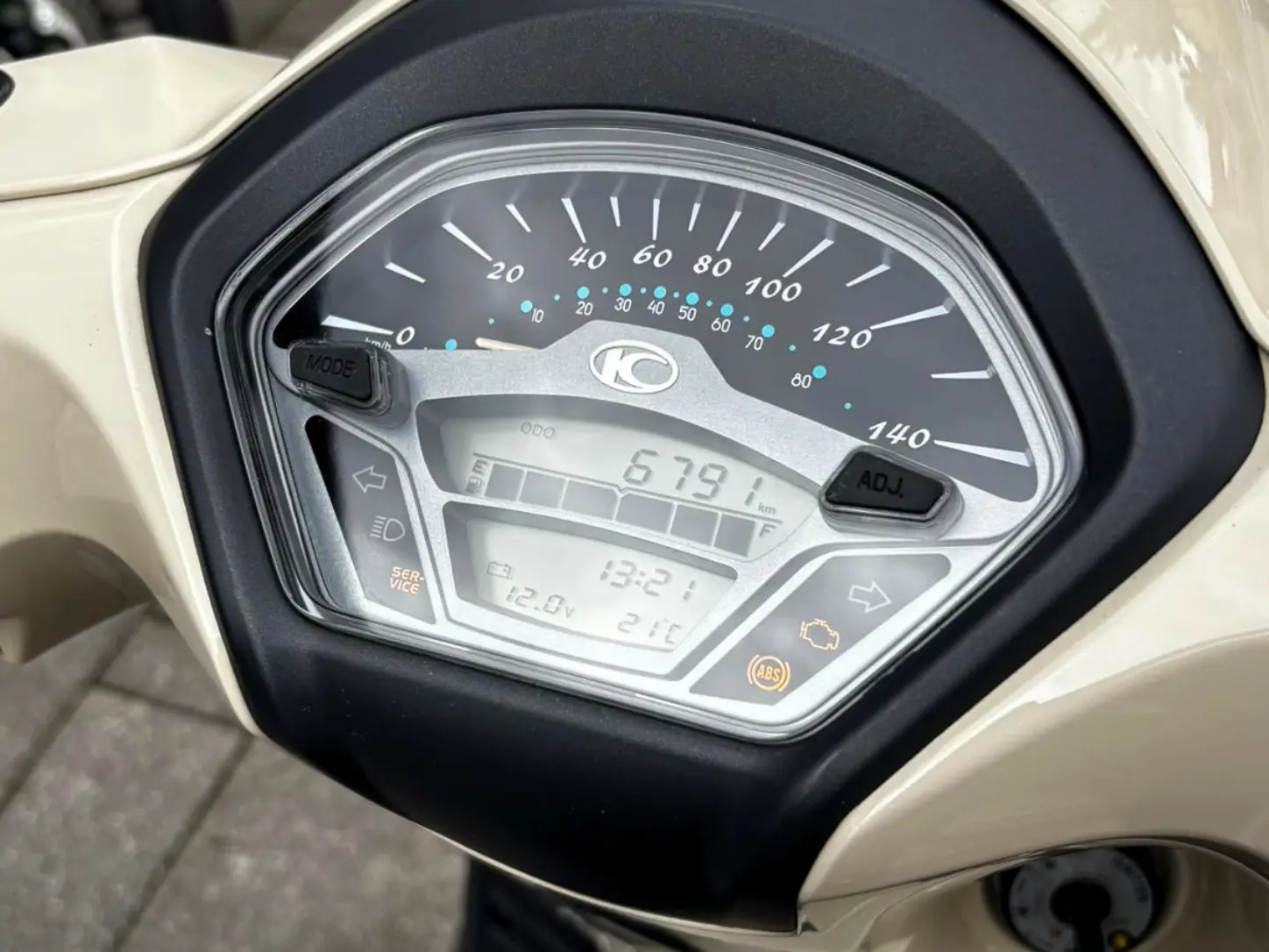 Instrumenteneinheit der Kymco Like 125 mit analogem Tachometer und Kilometerstand von 6.791 km
