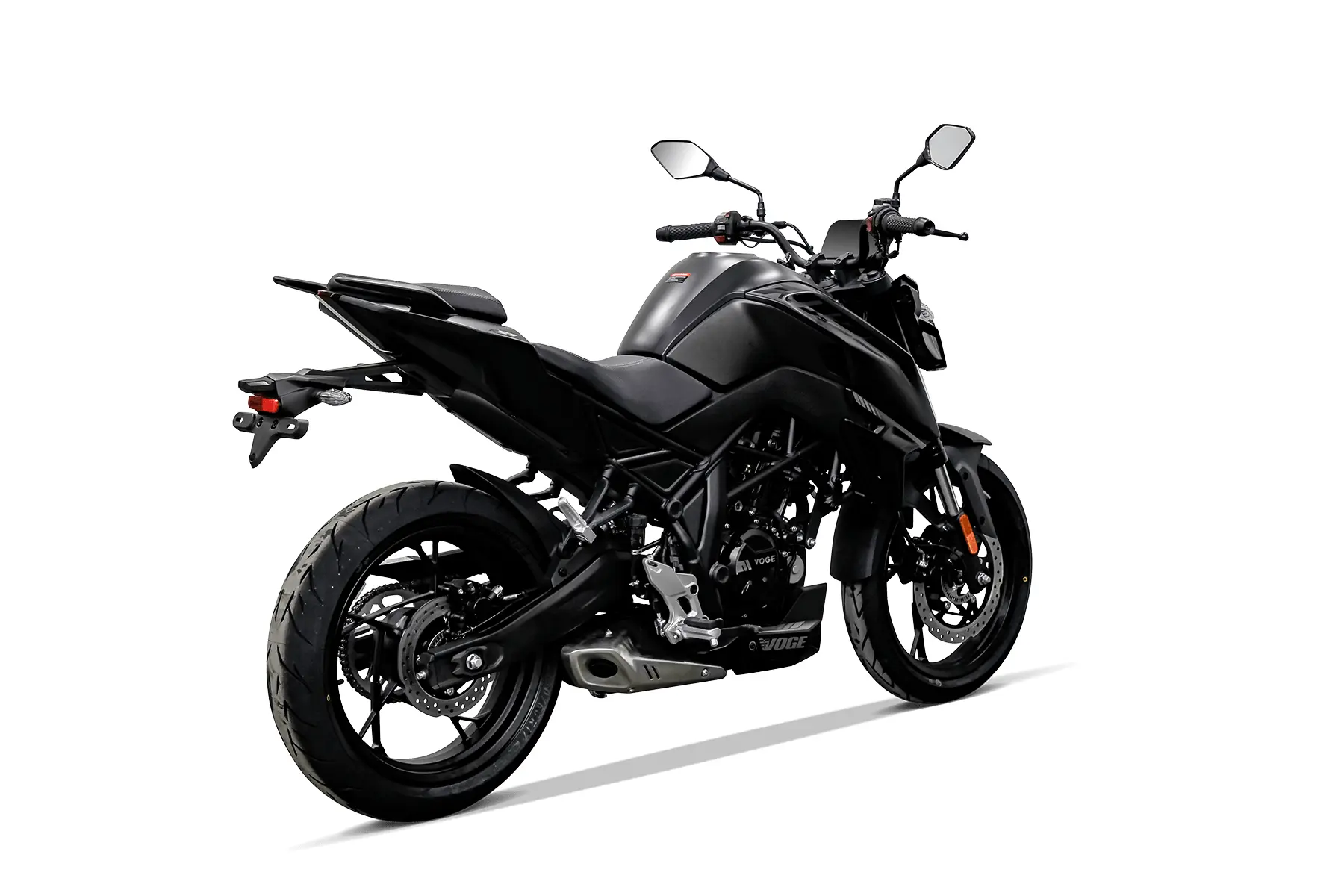 VOGE 125R Motorrad in Schwarz aus hinterer rechter Perspektive auf weißem Hintergrund
