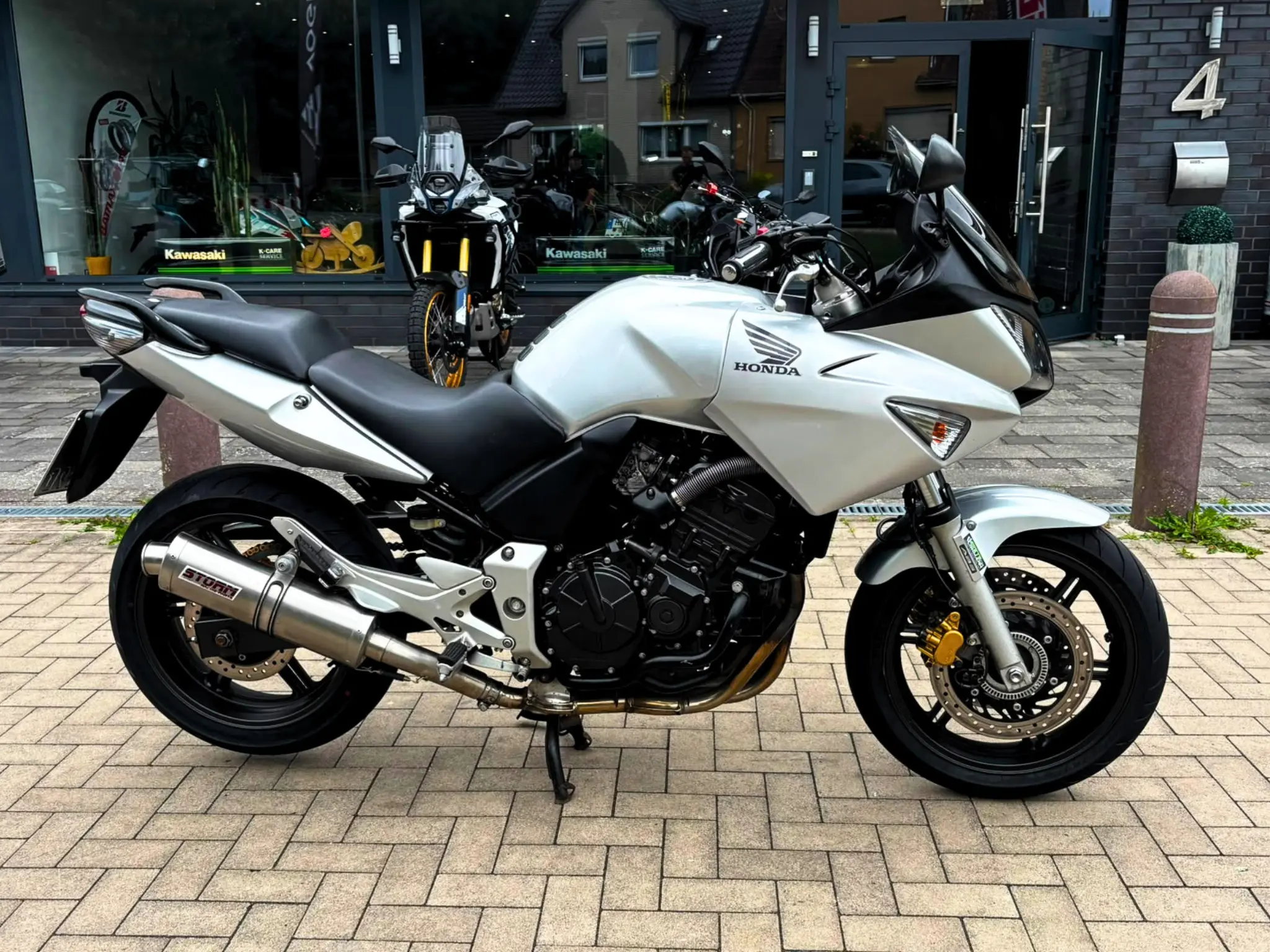 Rechte Seitenansicht einer silbernen Honda CBF 600 SA ABS nach professioneller Wartung bei BikeTech Lohmann.