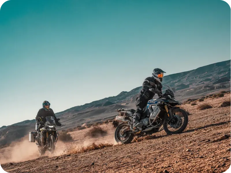 Zwei VOGE DS900X Adventure-Motorräder bei einer Offroad-Tour – jetzt bei BikeTech Lohmann mieten