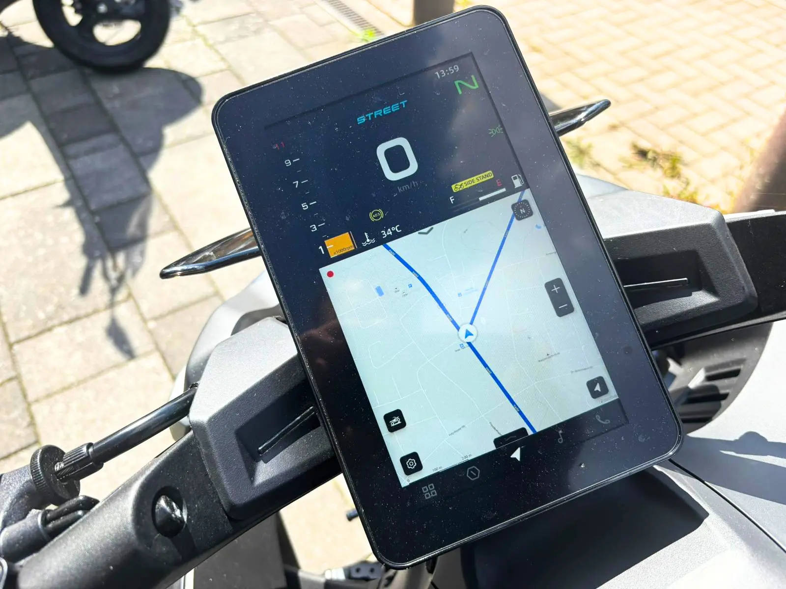 Großes TFT-Display der CFMOTO 800NK mit integrierter Navigationsansicht und Fahrzeuginformationen