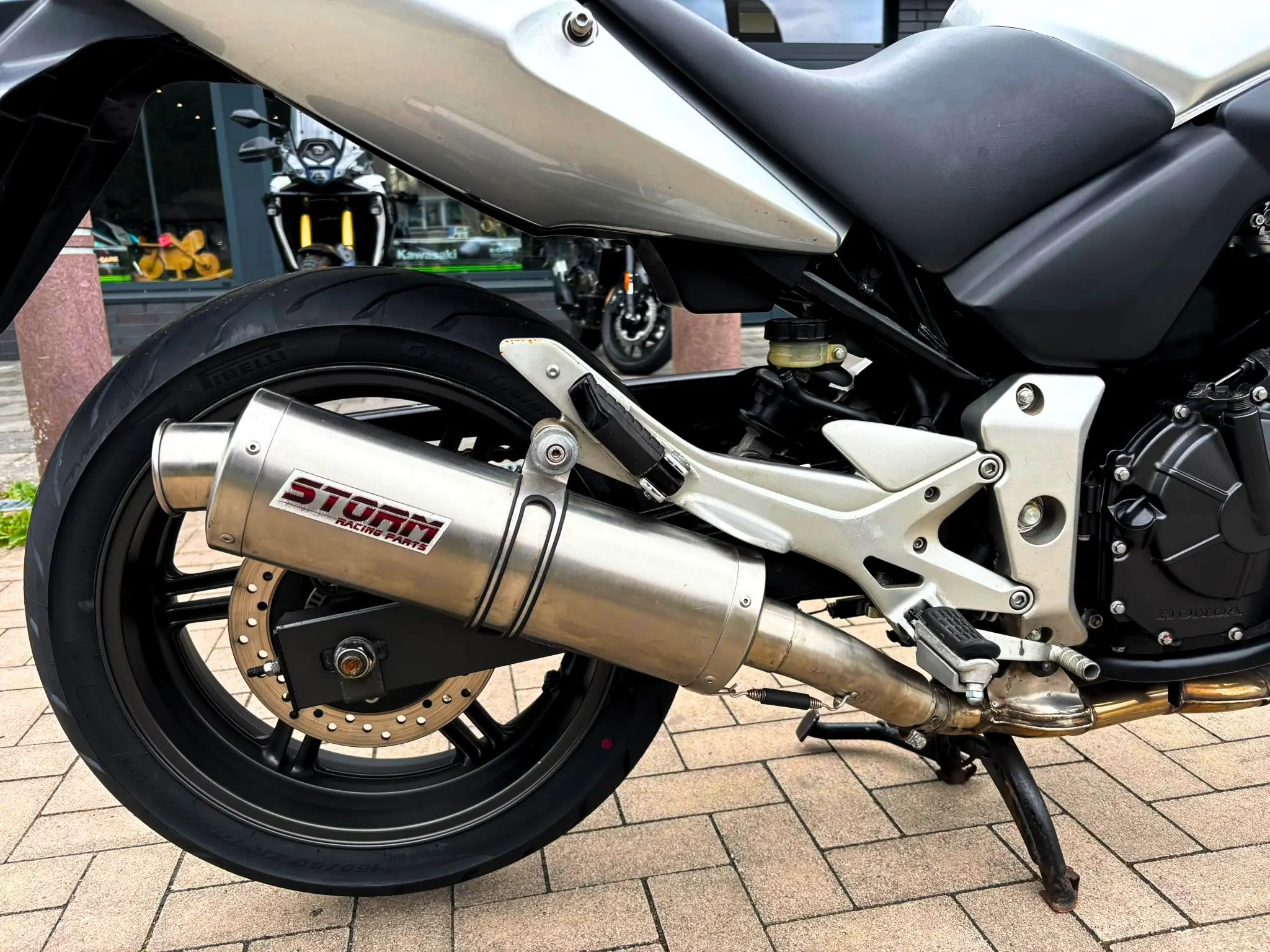 Heckansicht einer Honda CBF 600 SA ABS mit Storm Racing Parts Endschalldämpfer und neuem Hinterreifen.