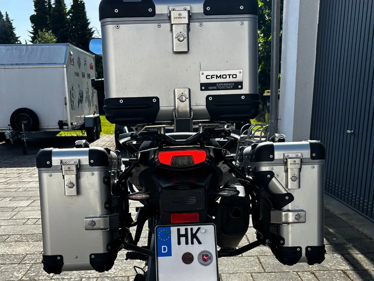 Heckansicht der CFMOTO 800MT mit Aluminium-Koffersystem und Topcase