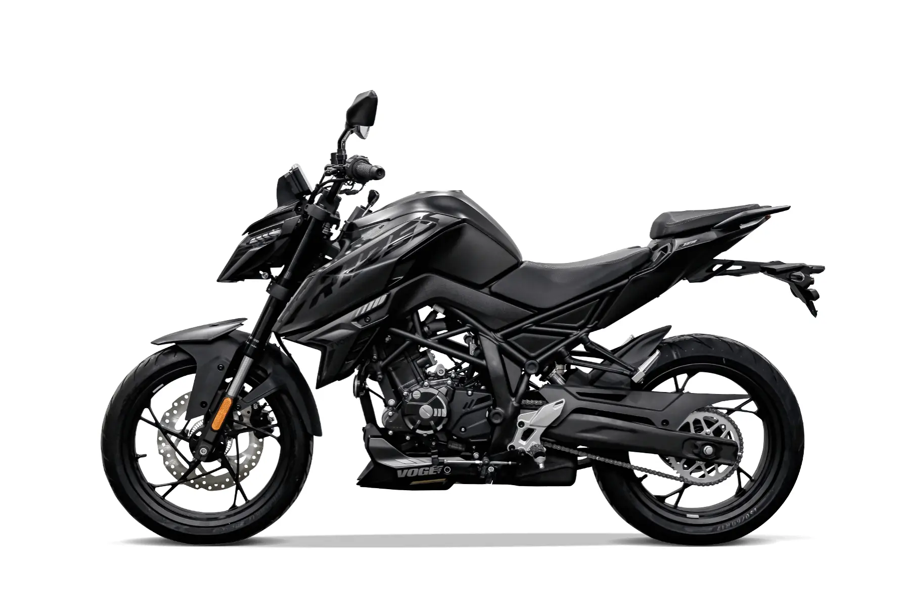 VOGE 125R Motorrad in Schwarz linke Seitenansicht auf weißem Hintergrund