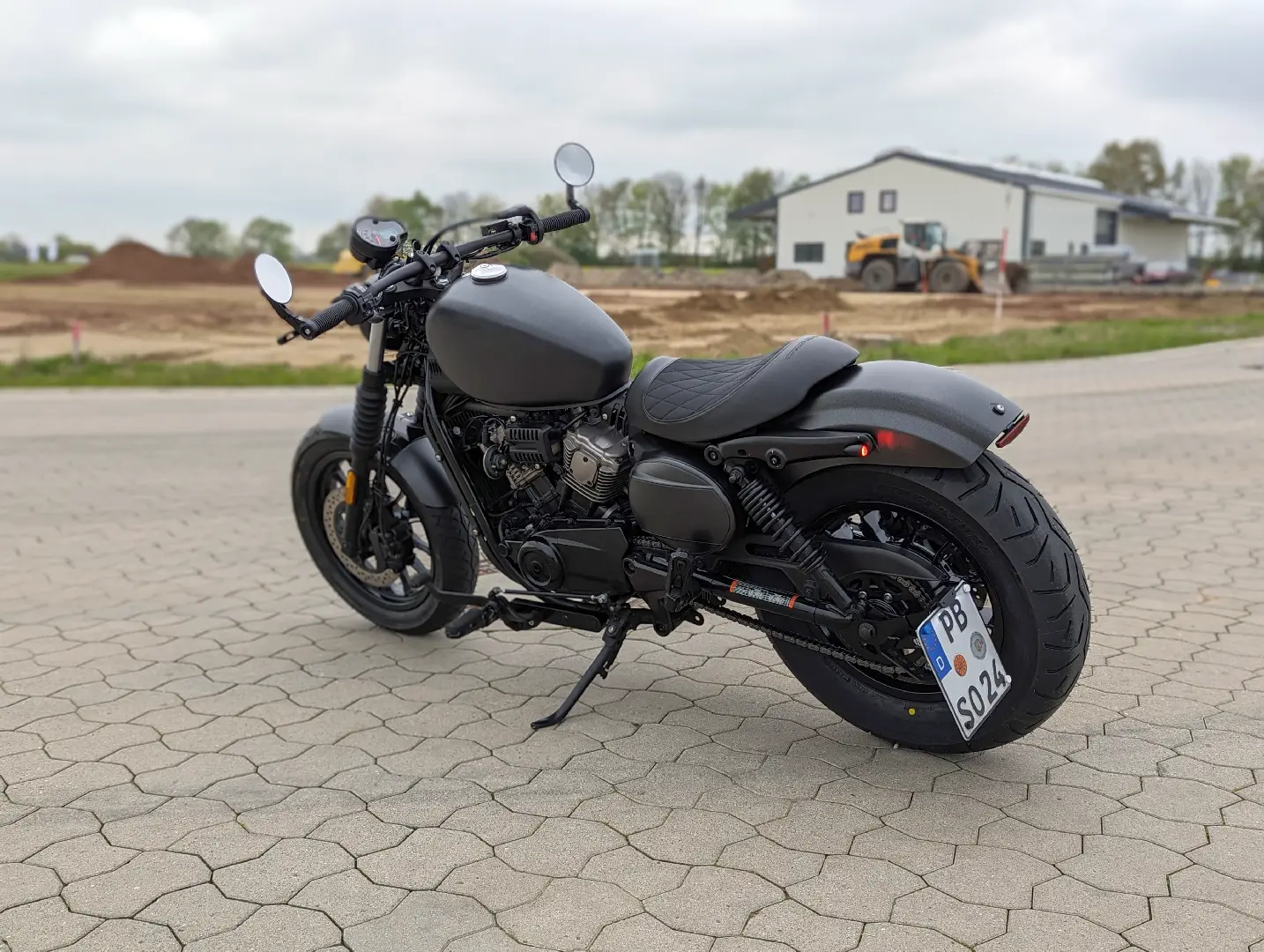 Hyosung GV125 Bobber Umbau mit Dragbar Lenker, schwarzer Lackierung und kurzem Heck in Walsrode