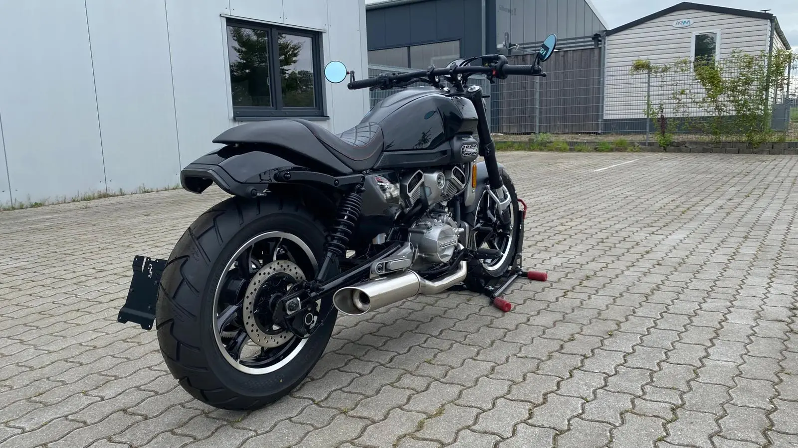 Hyosung GV125 X Motorrad auf Montagestander vor BikeTech Lohmann in Walsrode