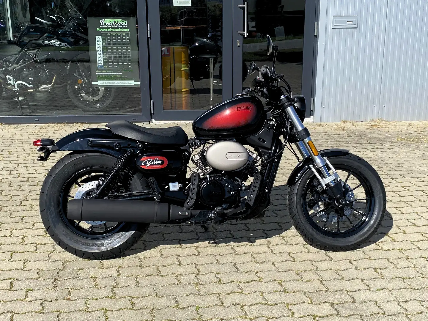Hyosung GV125 Bobber Umbau mit kurzem Heck, breitem Hinterreifen und Endschalldaempfer in Walsrode