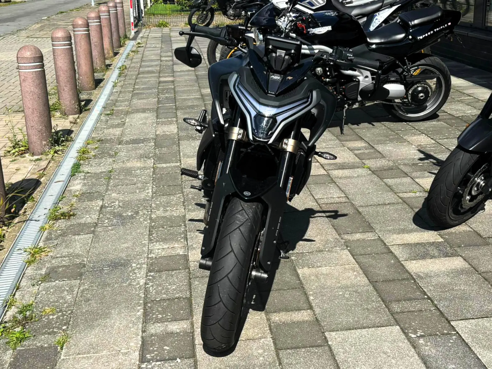 CFMOTO 800NK in Schwarz und Grau in Frontansicht bei BikeTech Lohmann in Walsrode