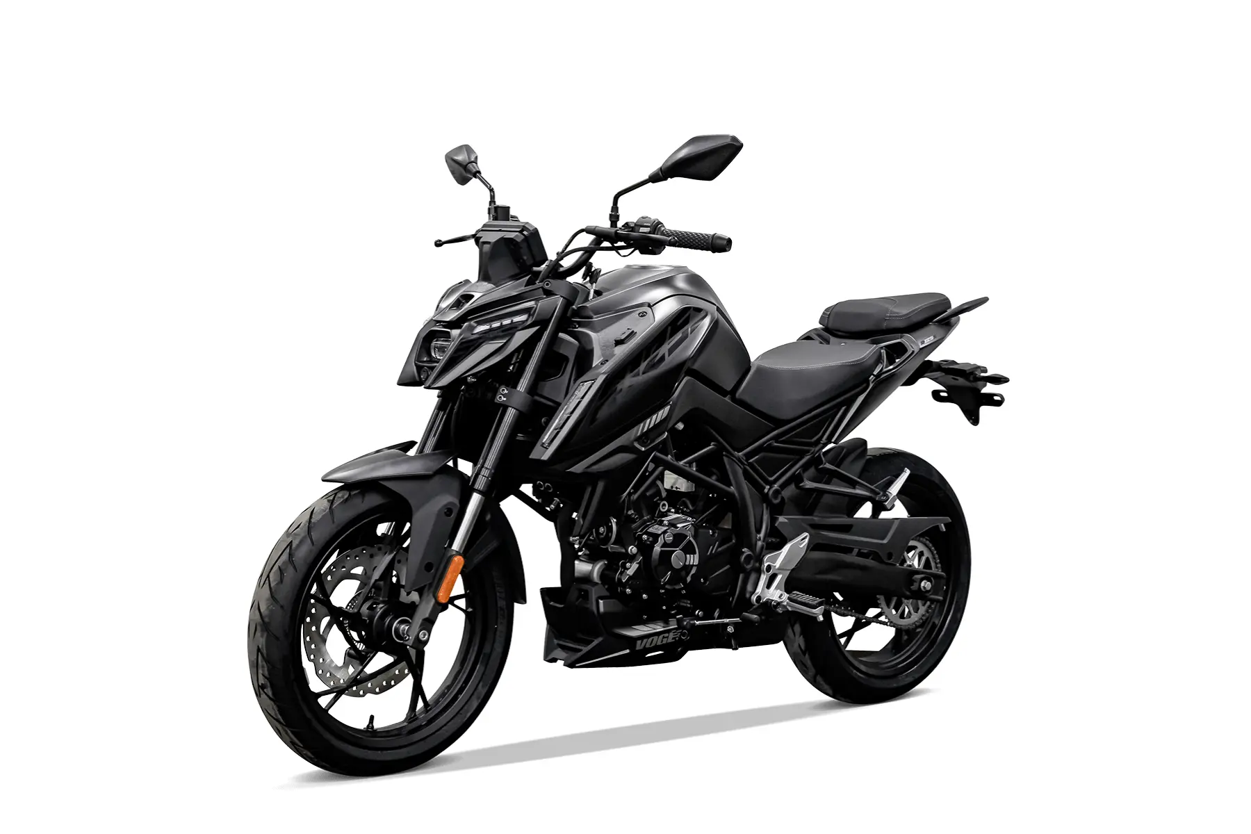 VOGE 125R Motorrad in Schwarz aus vorderer linker Perspektive auf weißem Hintergrund