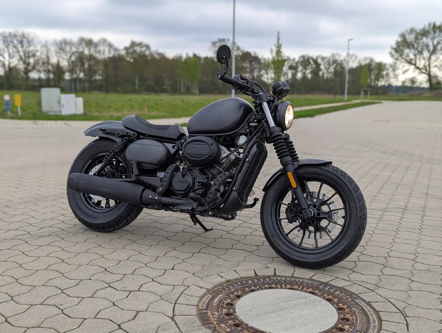 Hyosung GV125 Bobber Umbau mit Dragbar Lenker, schwarzer Lackierung und kurzem Heck in Walsrode