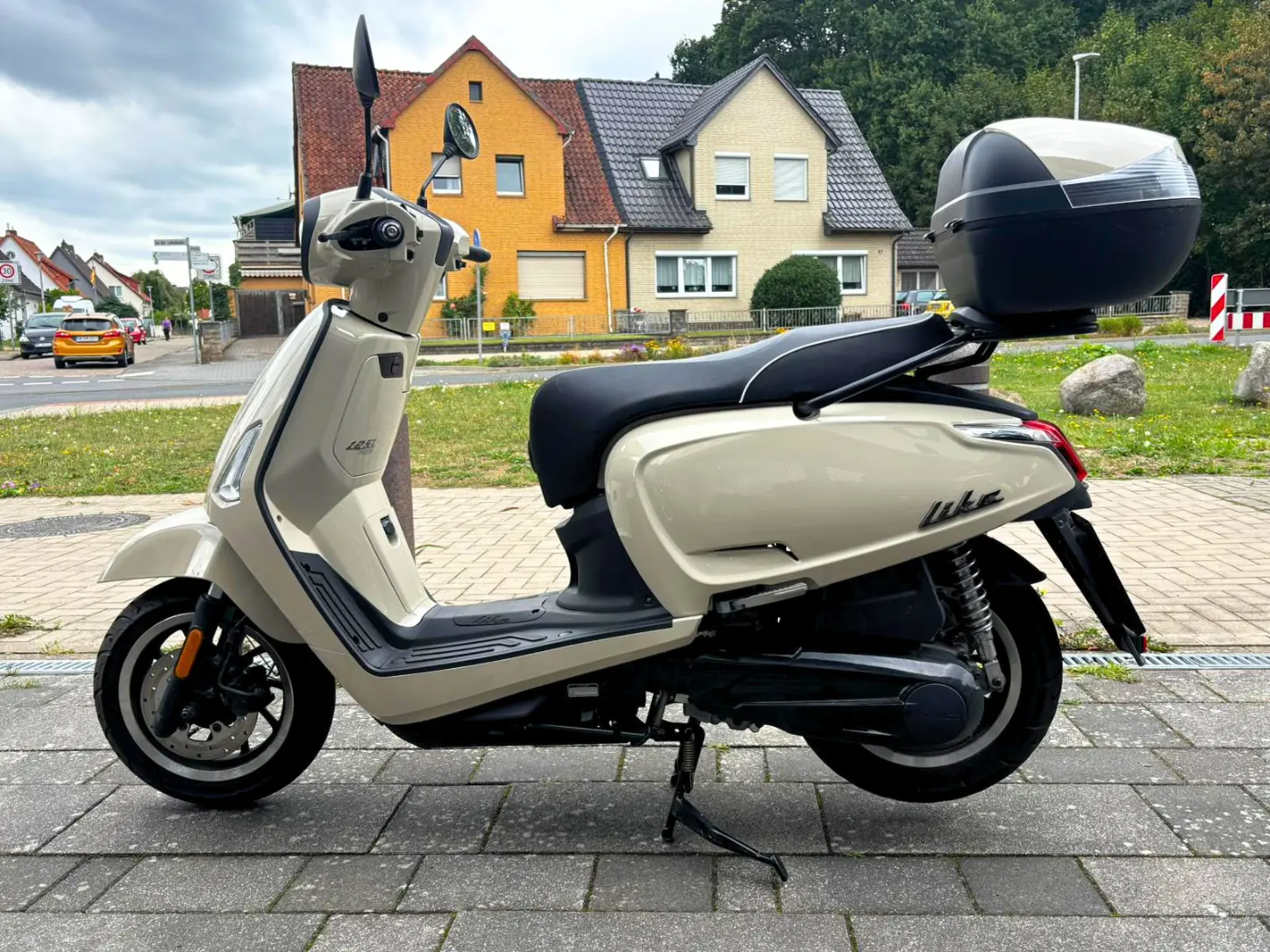 eige Kymco Like 125 in kompletter Seitenansicht als Gebrauchtroller bei BikeTech Lohmann in Walsrode