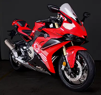 Rote VOGE RR660S in sportlicher Dreiviertelansicht von vorn