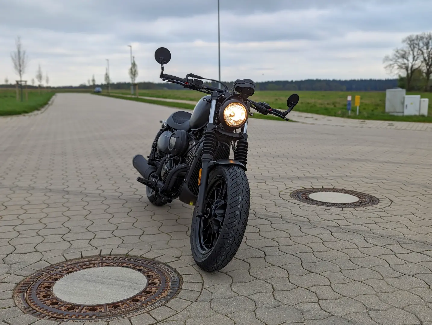 Hyosung GV125 Bobber Umbau mit Dragbar Lenker, schwarzer Lackierung und kurzem Heck in Walsrode