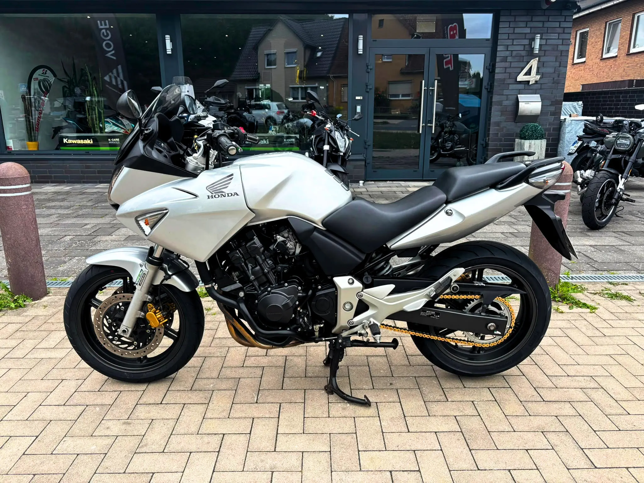 Linke Seitenansicht einer Honda CBF 600 SA ABS vor dem Motorradhaus BikeTech Lohmann in Walsrode.