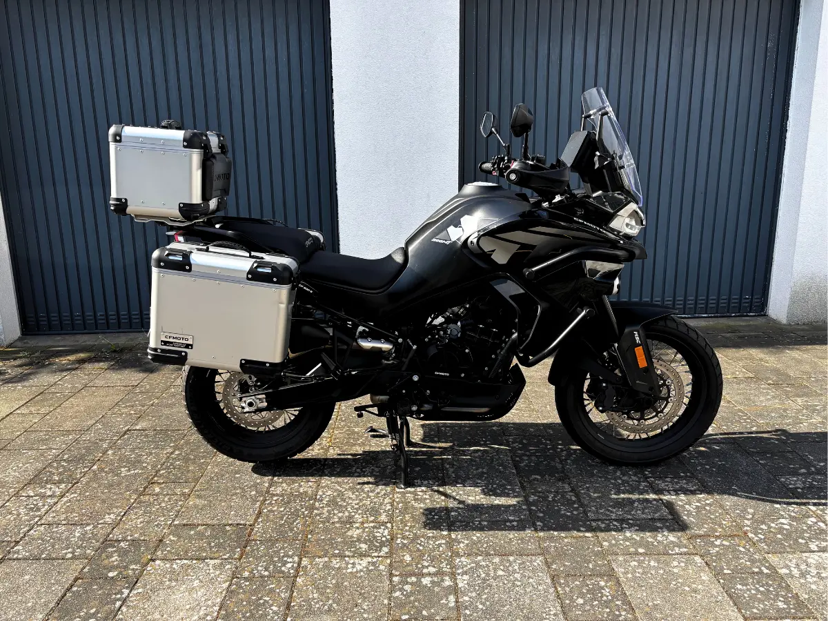 CFMOTO 800MT in Schwarz mit Aluminium-Koffersystem in linker Seitenansicht