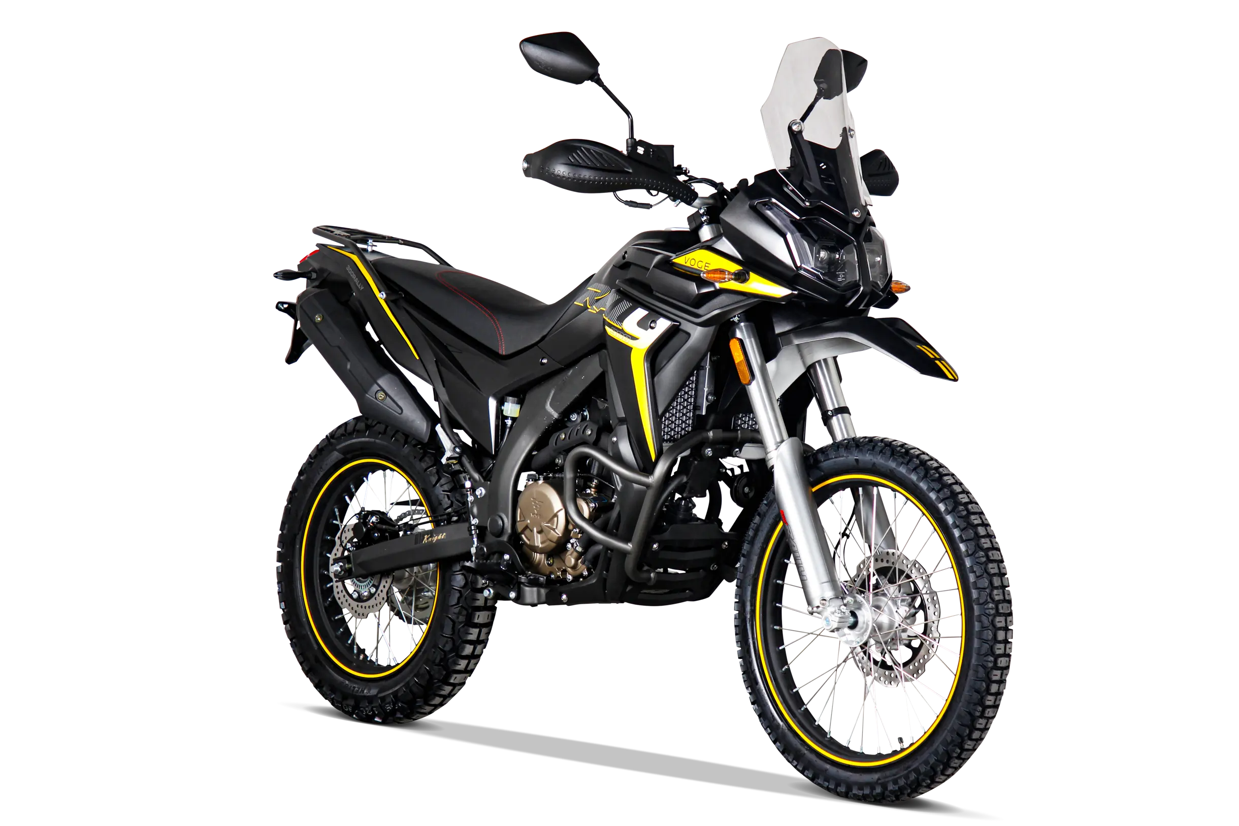 VOGE 300 Rally Adventure Motorrad in Schwarz-Gold aus Front-Rechts-Perspektive mit Enduro-Fahrwerk und Rallye-Optik.