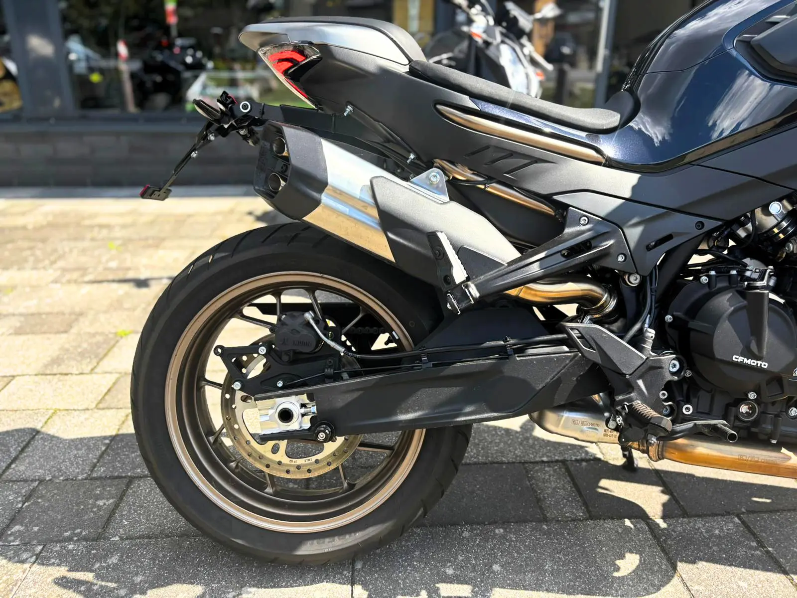 Detailansicht von Hinterrad, Schwinge und Auspuffanlage der CFMOTO 800NK