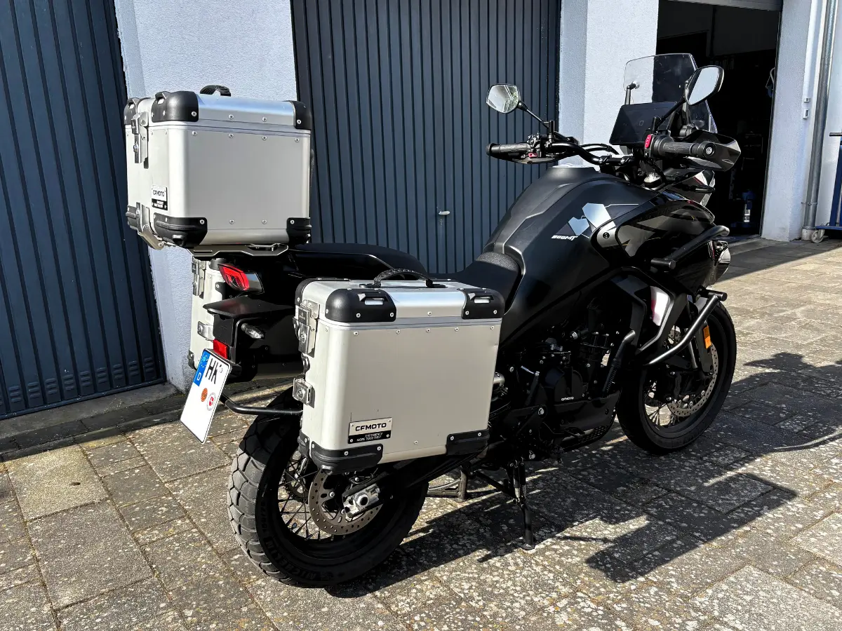 CFMOTO 800MT in Schwarz mit Aluminium-Koffersystem aus hinterer linker Perspektive