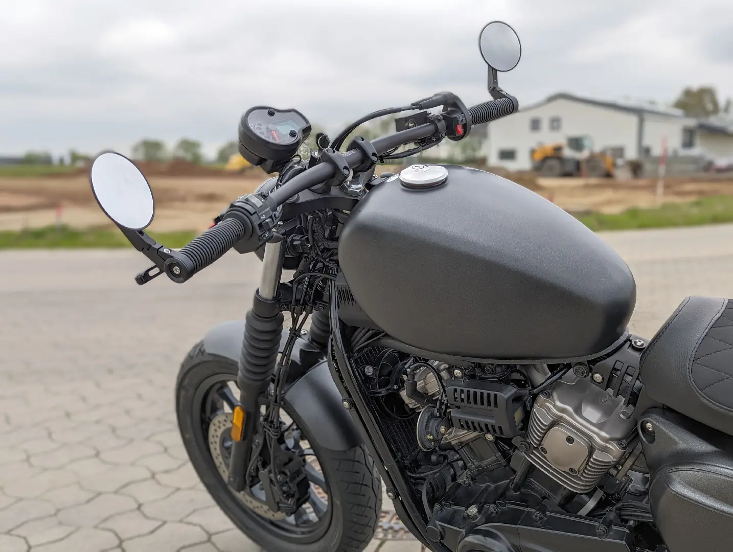 Hyosung GV125 Bobber Umbau mit Dragbar Lenker, schwarzer Lackierung und kurzem Heck in Walsrode