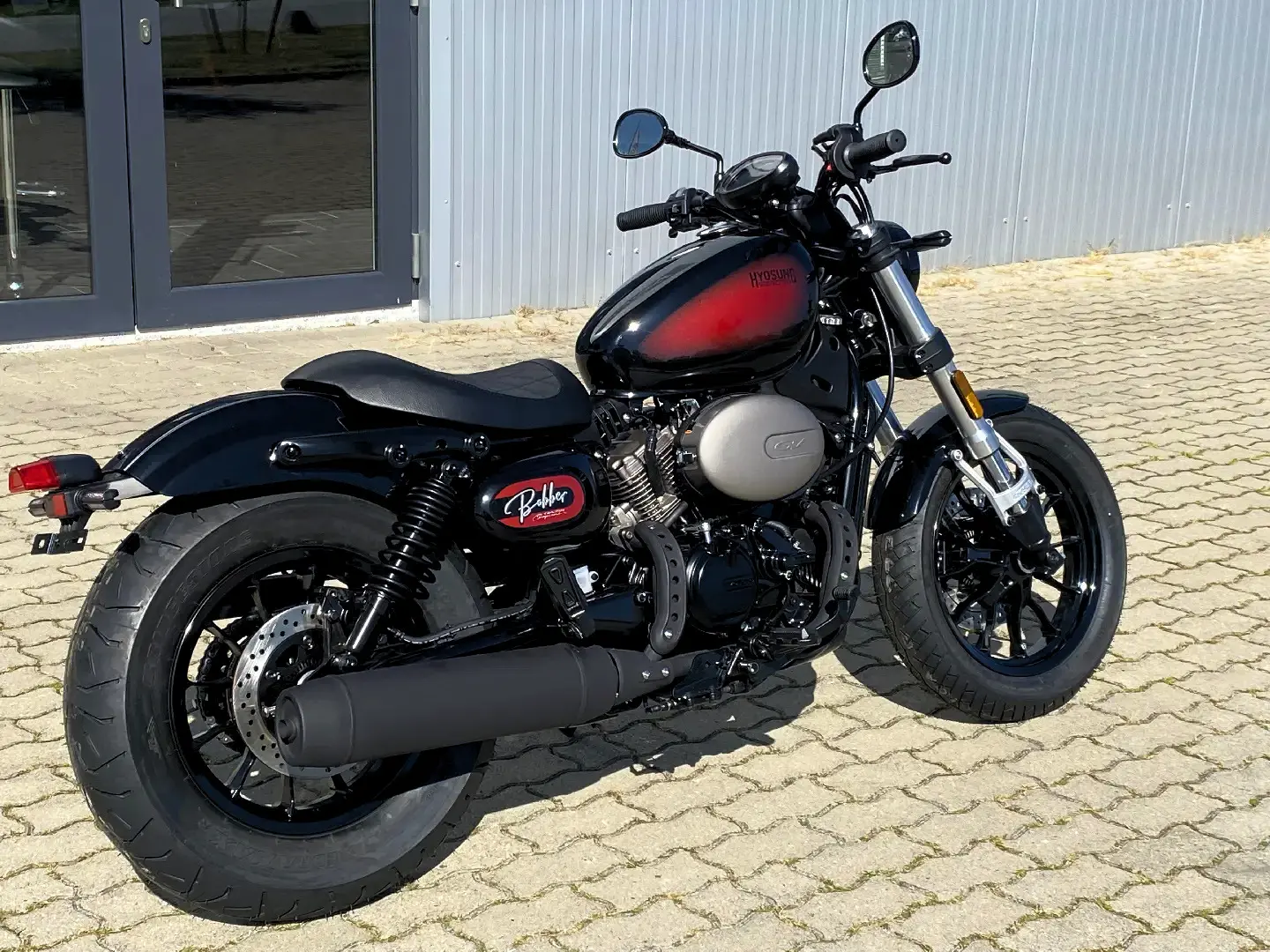 Hyosung GV125 Bobber Umbau mit kurzem Heck, breitem Hinterreifen und Endschalldaempfer in Walsrode