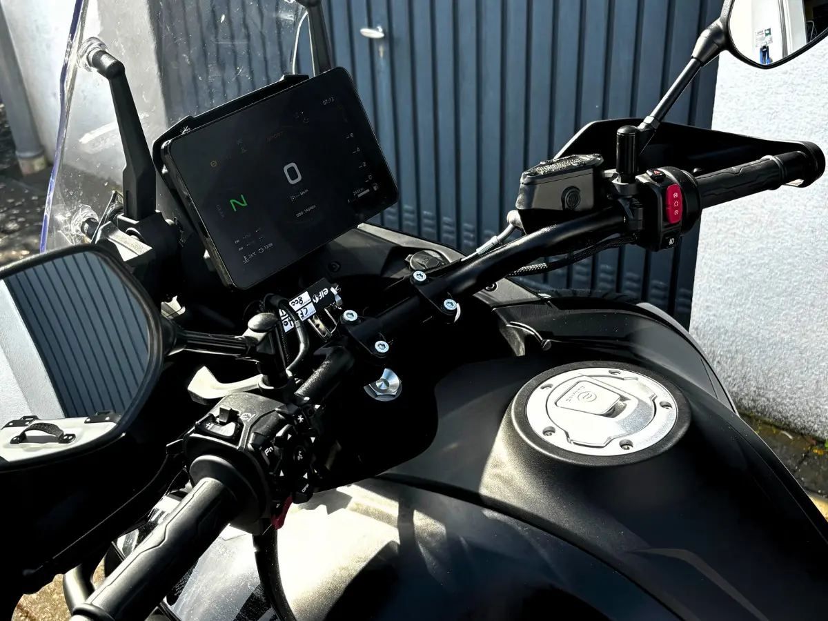 Cockpit und Kraftstofftank der CFMOTO 800MT mit TFT-Display und Windschild