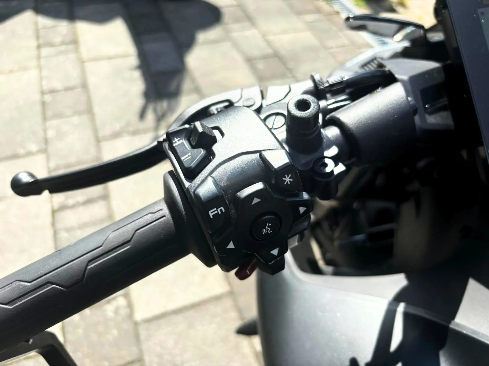 Linke Lenkerarmatur der CFMOTO 800NK mit Multifunktionstasten zur Bedienung der Fahrzeugelektronik