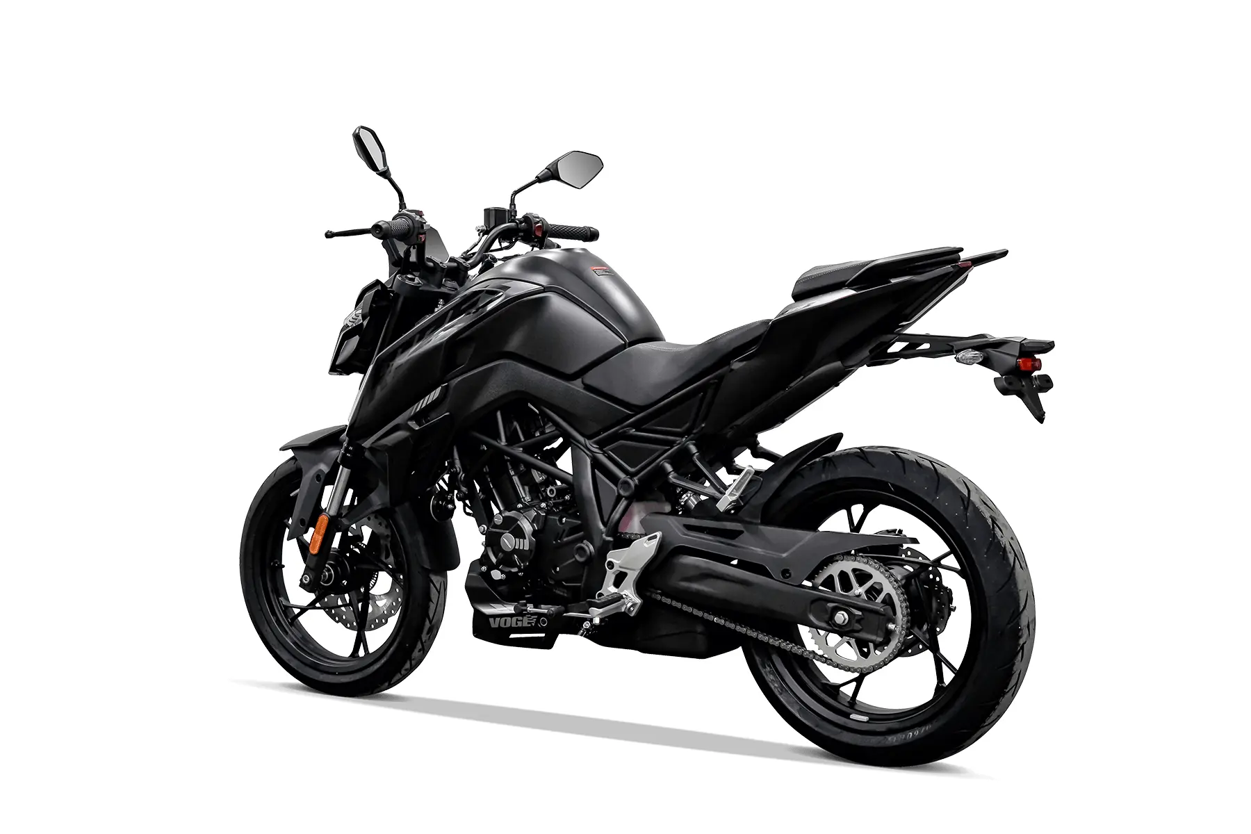 VOGE 125R Motorrad in Schwarz aus hinterer linker Perspektive auf weißem Hintergrund