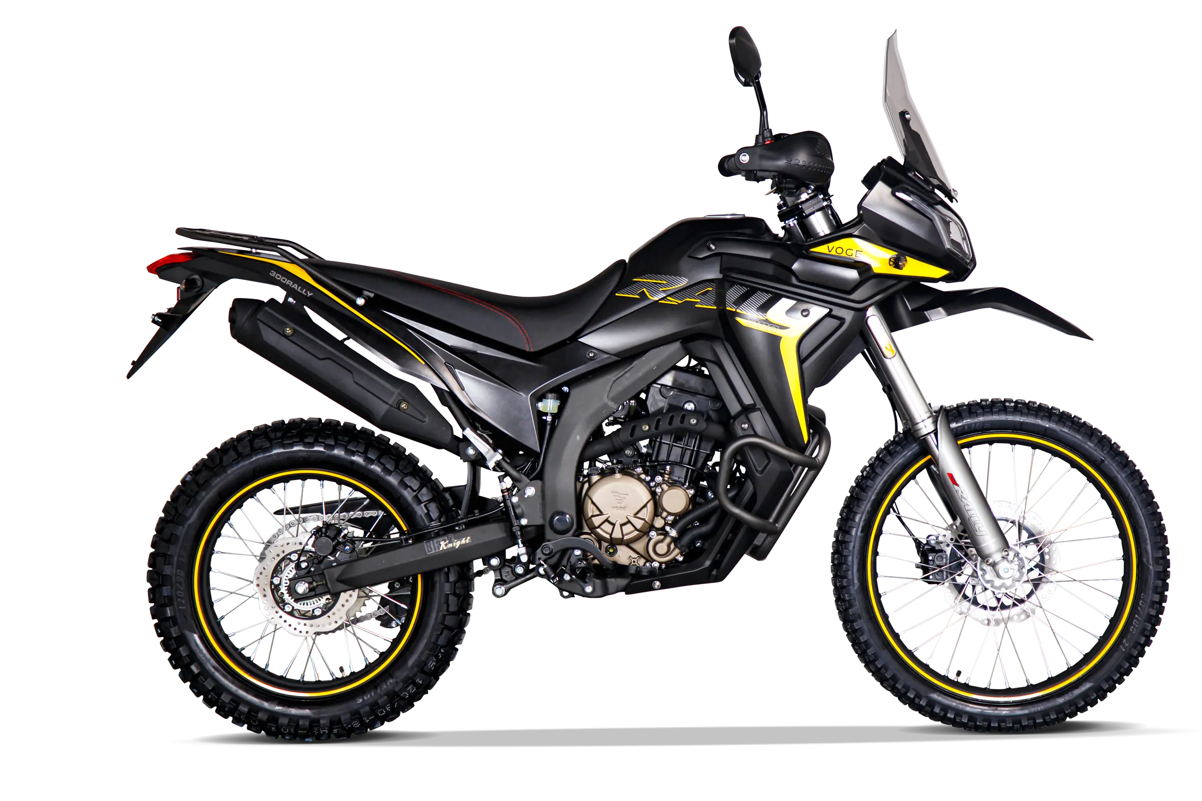 Rechte Seitenansicht der VOGE 300 Rally in Schwarz und Gold mit robustem Adventure-Design und geländetauglichen Reifen.