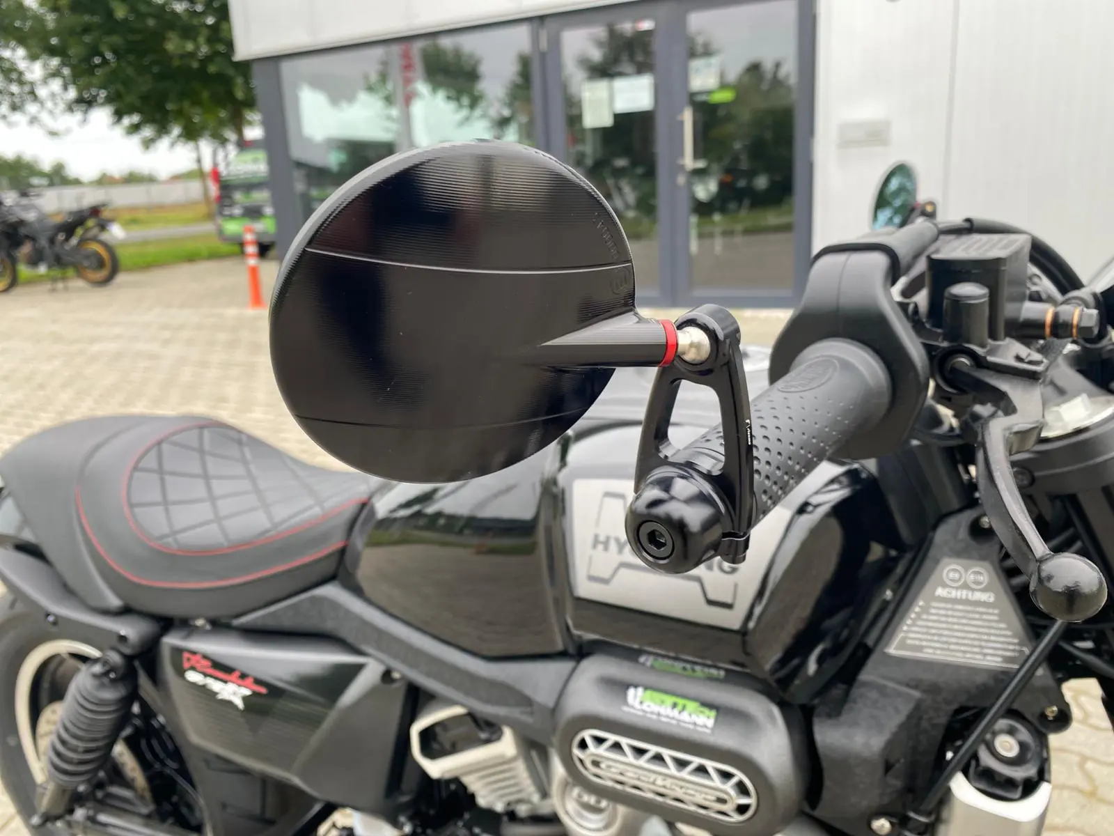Hyosung GV125 X Motorrad auf Montagestander vor BikeTech Lohmann in Walsrode