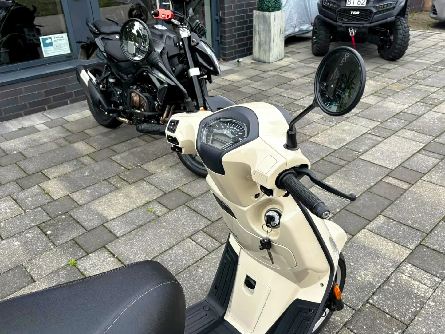 Cockpit und Lenker der Kymco Like 125 mit analogem Tachometer und digitaler Anzeige