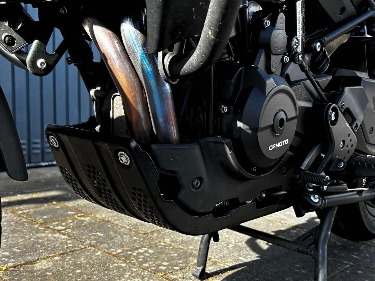 Motorbereich der CFMOTO 800MT mit Motorschutz und Auspuffkrümmern