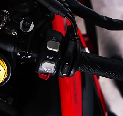 Lenkerschalter der VOGE RR660S mit Mode-Taste zur Auswahl der Fahrmodi