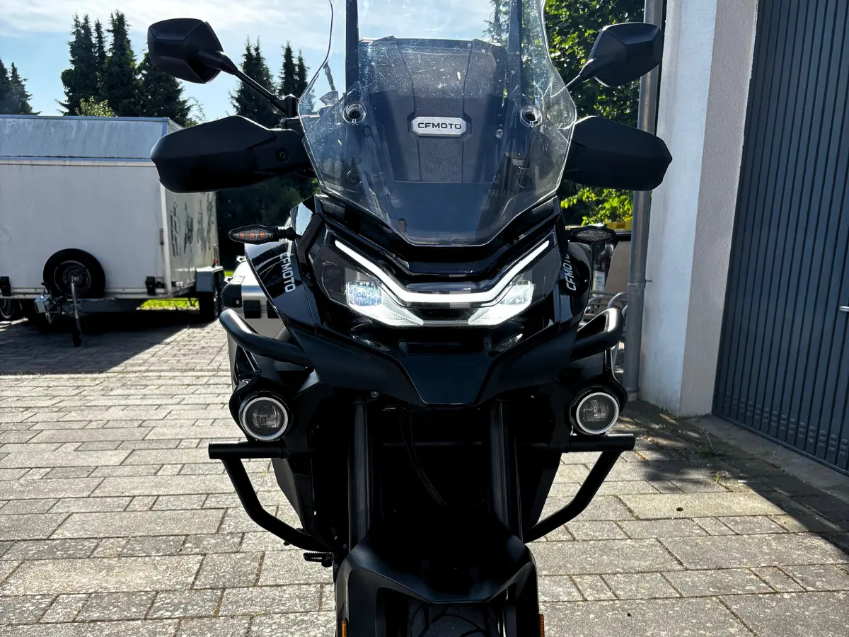 Frontalansicht der CFMOTO 800MT mit LED-Scheinwerfern, Windschild und Sturzbügeln