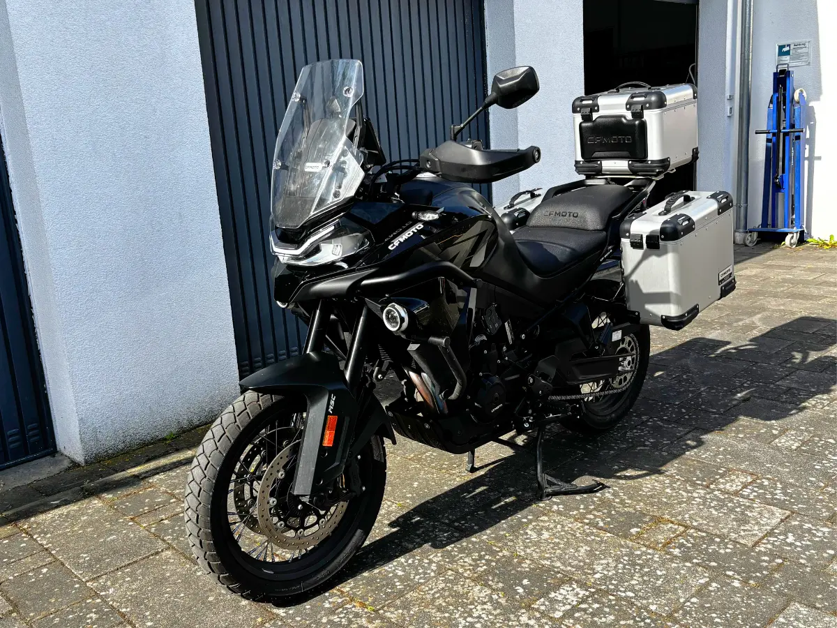 CFMOTO 800MT in Schwarz mit Aluminium-Seitenkoffern und Topcase aus vorderer linker Perspektive