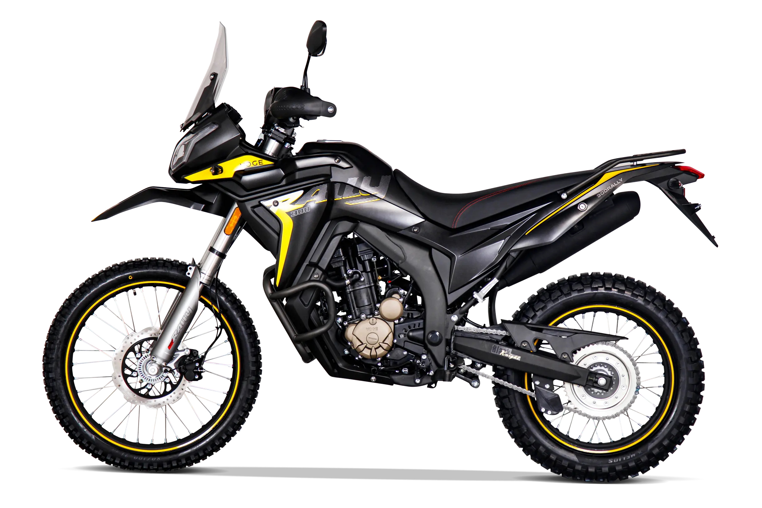 VOGE 300 Rally Adventure Motorrad in Schwarz-Gold als linke Seitenansicht mit Offroad-Reifen, Windschild und Rallye-Design auf transparentem Hintergrund.