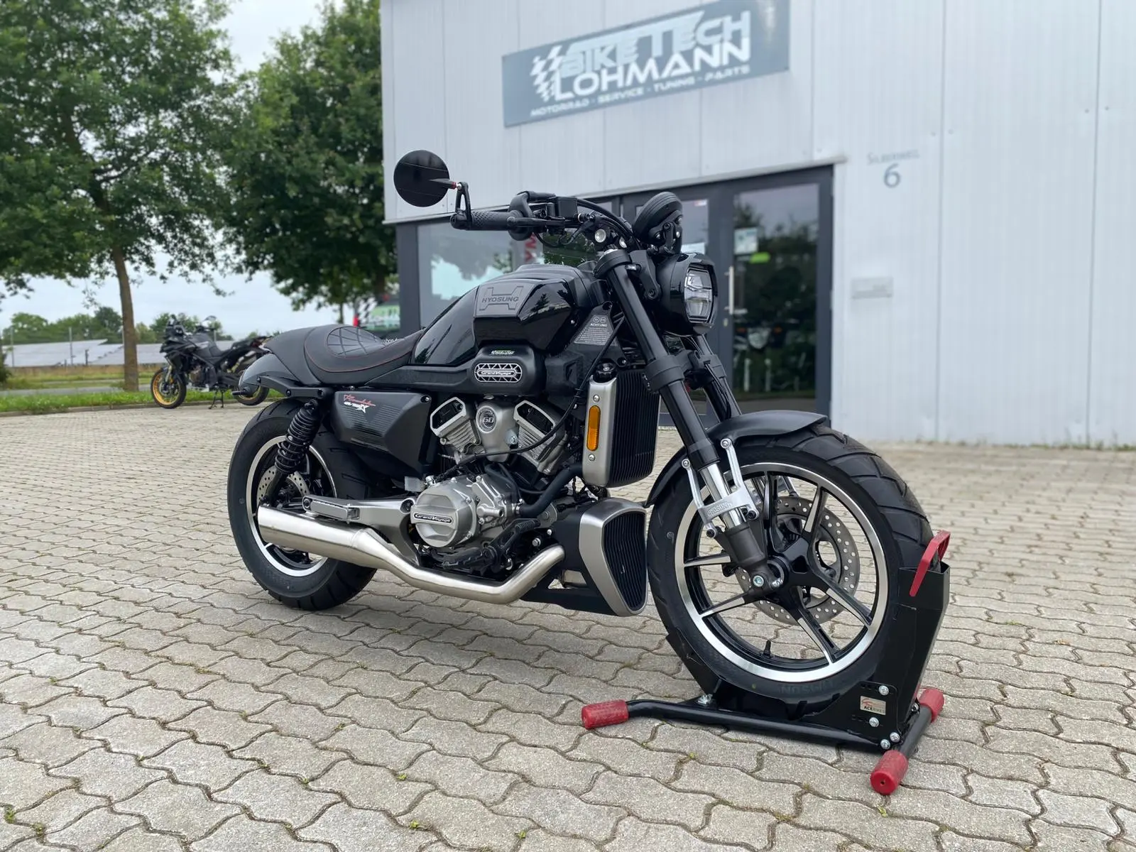 Hyosung GV125 X Motorrad auf Montagestander vor BikeTech Lohmann in Walsrode