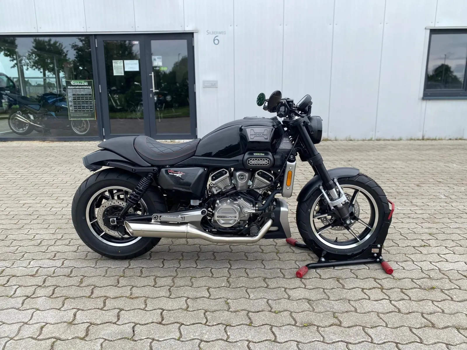 Hyosung GV125 X Motorrad auf Montagestander vor BikeTech Lohmann in Walsrode