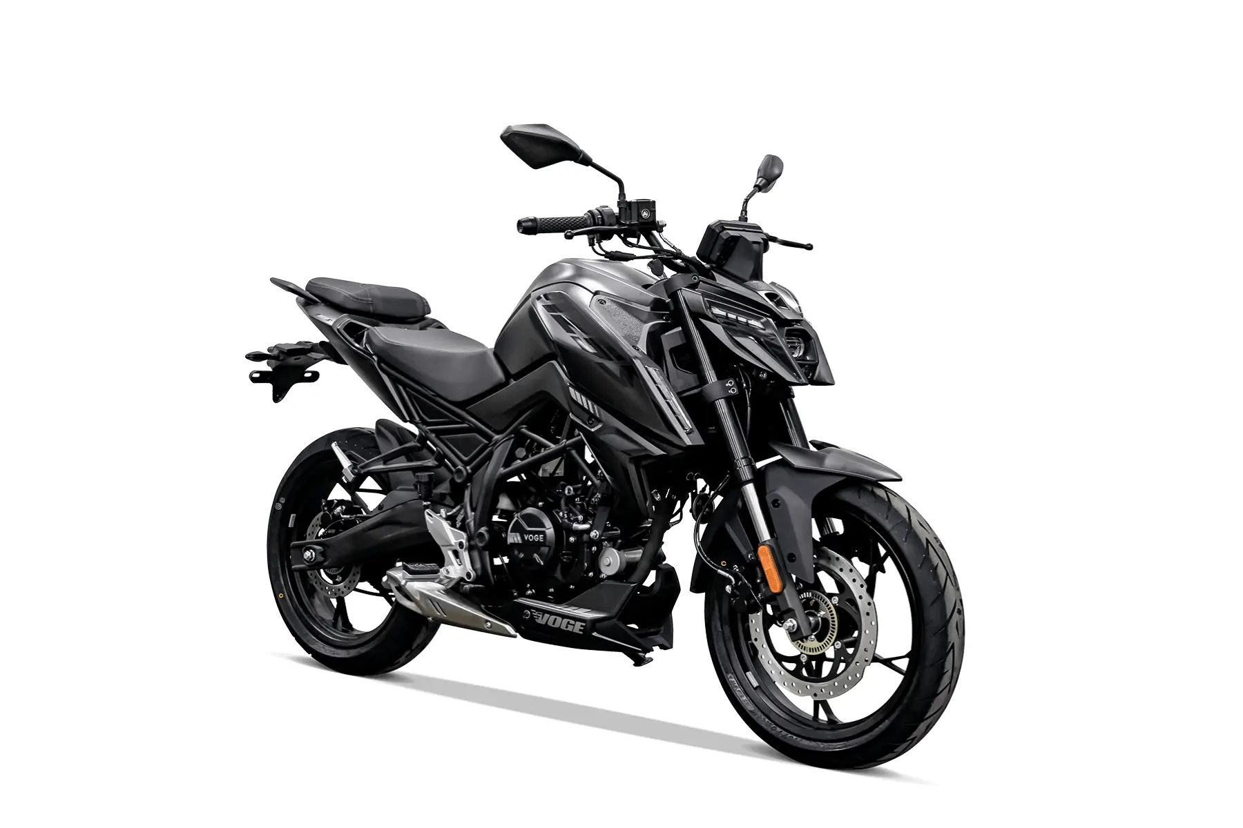 VOGE 125R Motorrad in Schwarz aus vorderer rechter Perspektive auf weißem Hintergrund