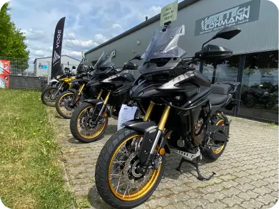 Mehrere VOGE Motorräder vor der Werkstatt in Walsrode zur Inspektion und Wartung bereitgestellt