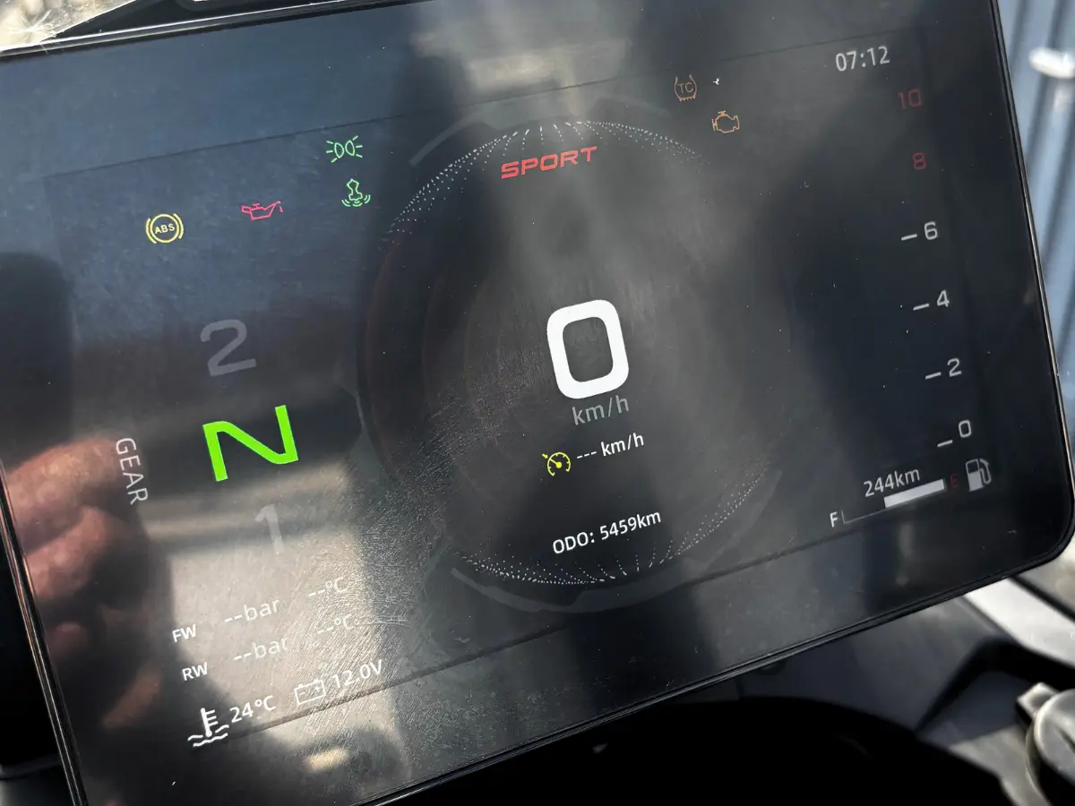 TFT-Display der CFMOTO 800MT mit Fahrmodusanzeige und digitalen Instrumenten