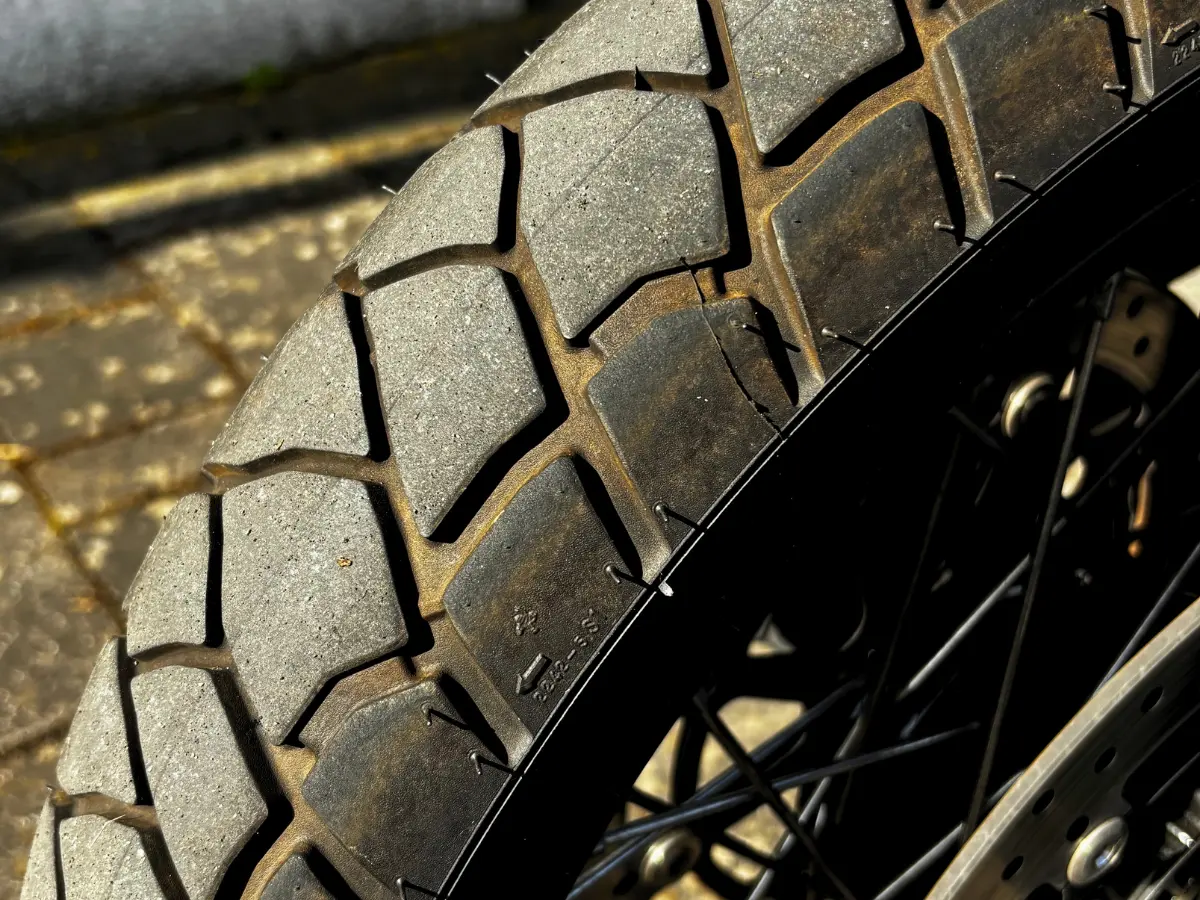 Detailaufnahme des Reifens der CFMOTO 800MT mit Adventure-Profil